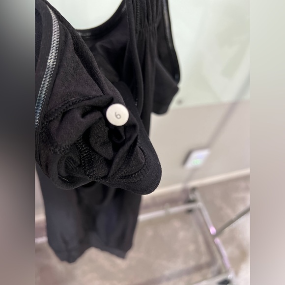 Lululemon black tank w/ attached bra size 6 - Picture 4 of 5